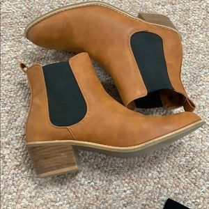 Cute tan Chelsea boots